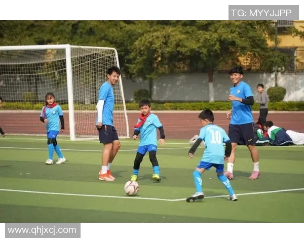 足球明星与孩子们亲密互动传递梦想与希望的温暖瞬间