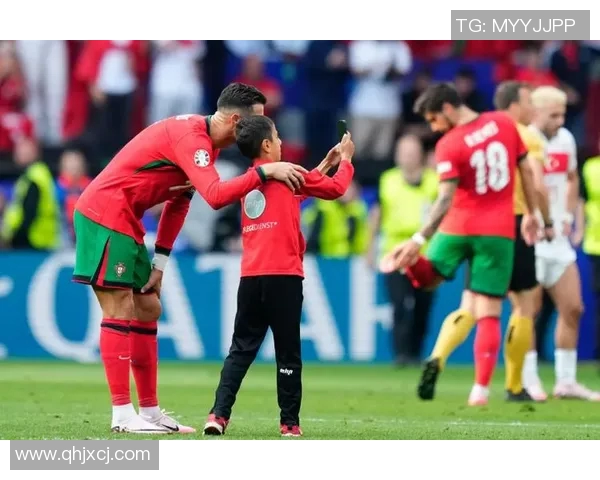 足球明星与裁判亲密合影引发热议球场内外的友谊与争议交织