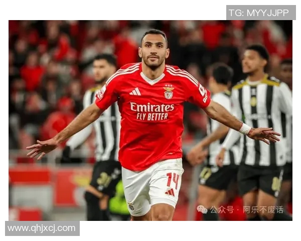 足球明星乘坐豪华球车展现风采与魅力的精彩瞬间