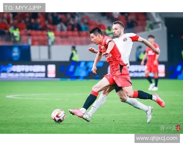 足球明星化身球迷巧妙混入赛场引发热议与欢笑