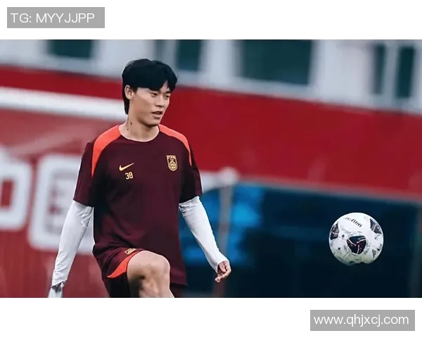 足球明星化身路人街头踢球展现真实风采引发热议