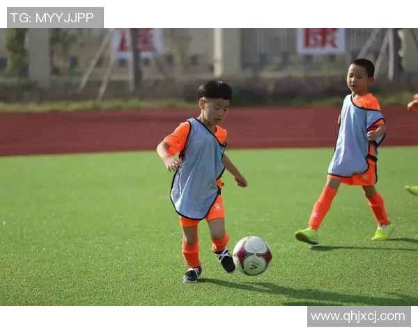 足球明星在海边的阳光下尽显风采与魅力的精彩瞬间