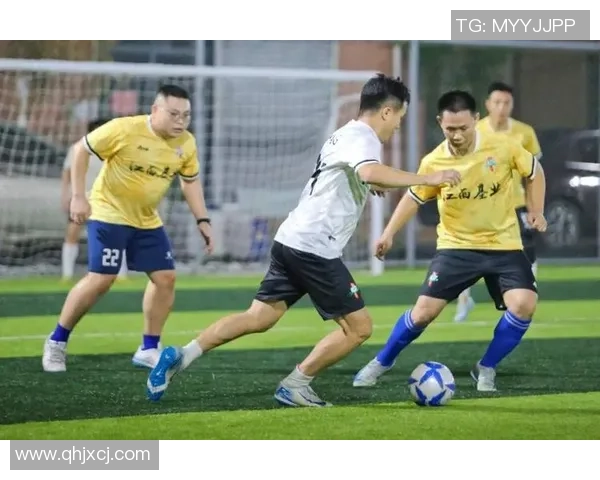 足球明星挑战中国麻将技艺展现球场之外的娱乐风采