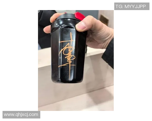 足球明星李毅亲笔签名设计作品展现独特魅力与个性风格的艺术之旅