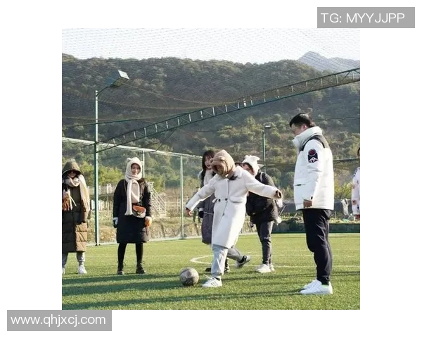 足球明星欢聚一堂碰杯庆祝卡通形象展现友谊与激情